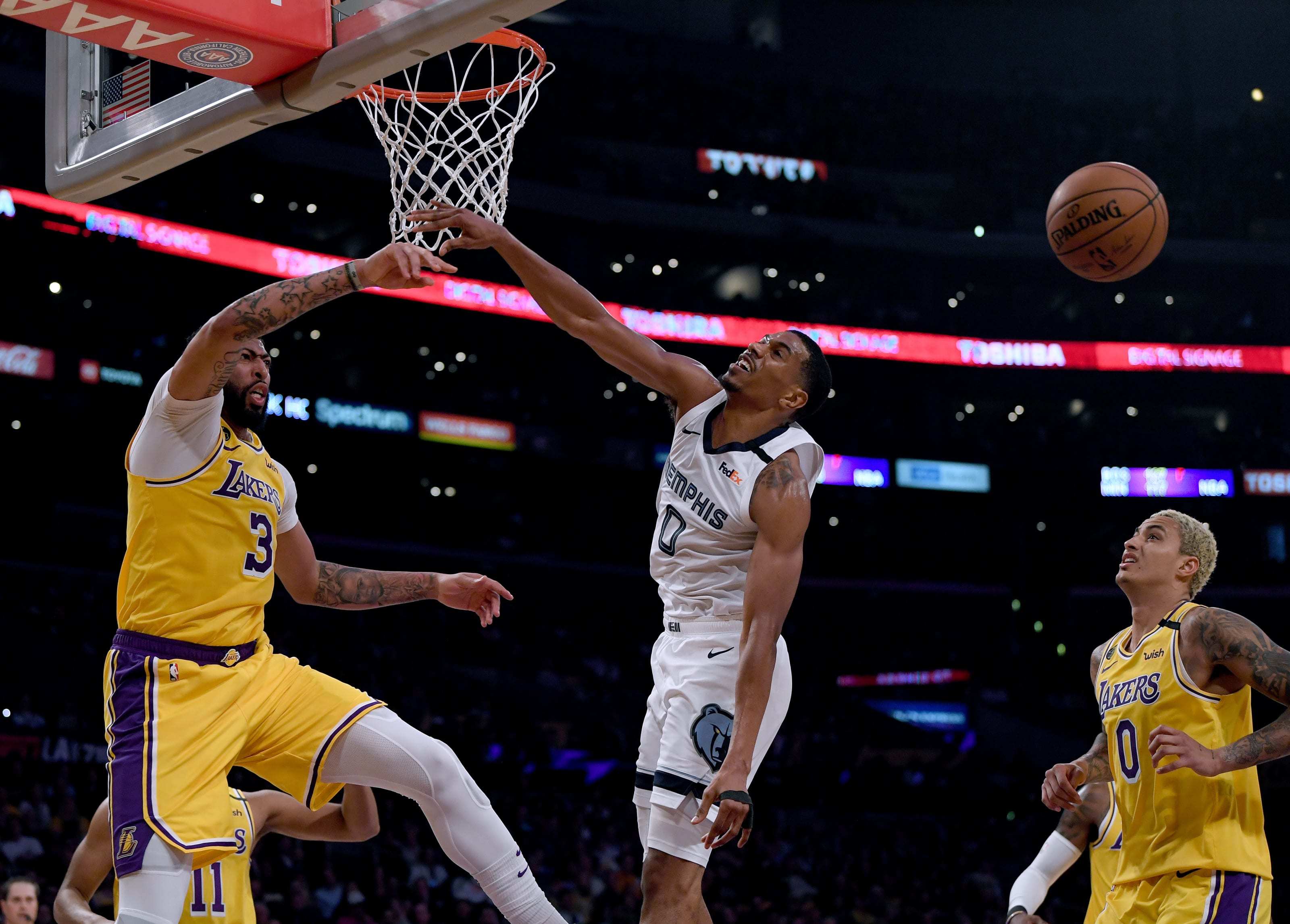  内马尔焦点对战，詹姆斯与40激战曼联分钟，重要助攻胜负难料！比赛高潮迭起