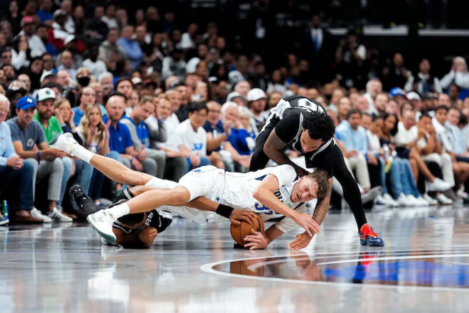 包含转会期洛杉矶湖人备战NBA季后赛，更衣室发声细节曝光，话题不断，赛季目标并未改变的词条