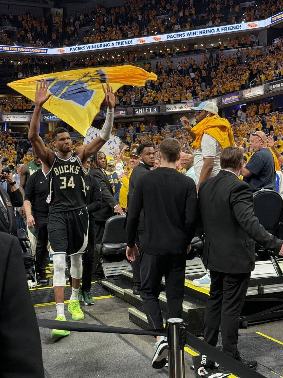 字母哥在湖人比赛中爆冷，精彩发挥引发热议！的简单介绍